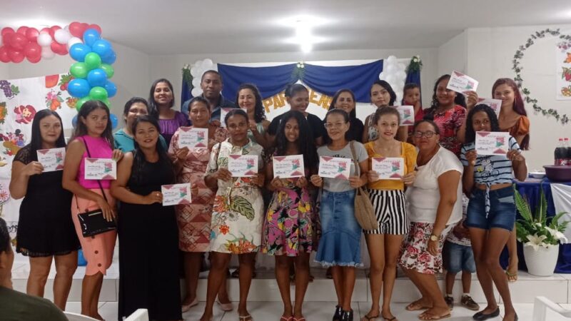 Prefeitura de Itaipava entrega certificado para alunas do curso de pintura em tecidos.