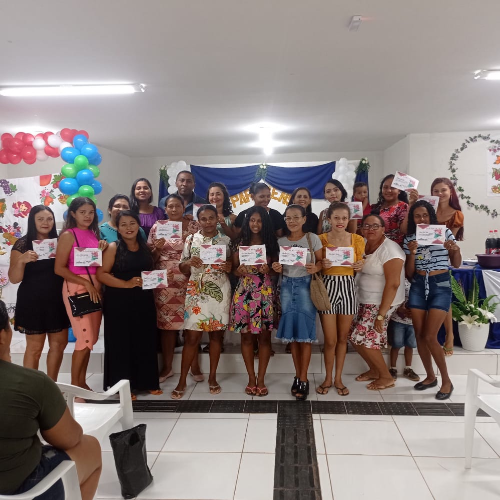 Prefeitura de Itaipava entrega certificado para alunas do curso de pintura em tecidos.