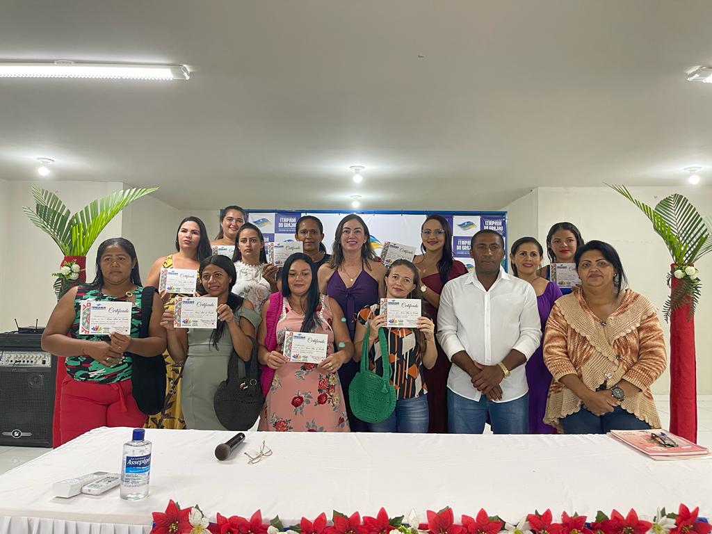 Secretaria de Assistência Social entrega certificados a participantes do curso de crochê em Itaipava.